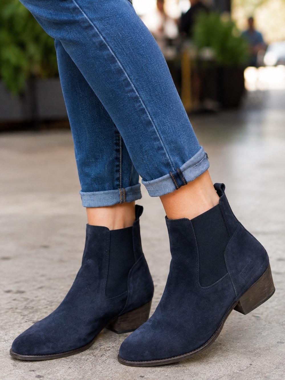 Hunter Chelsea Boots Women US 10 Navy Blue Suede Ankle Heeled Pull On Minimalist
